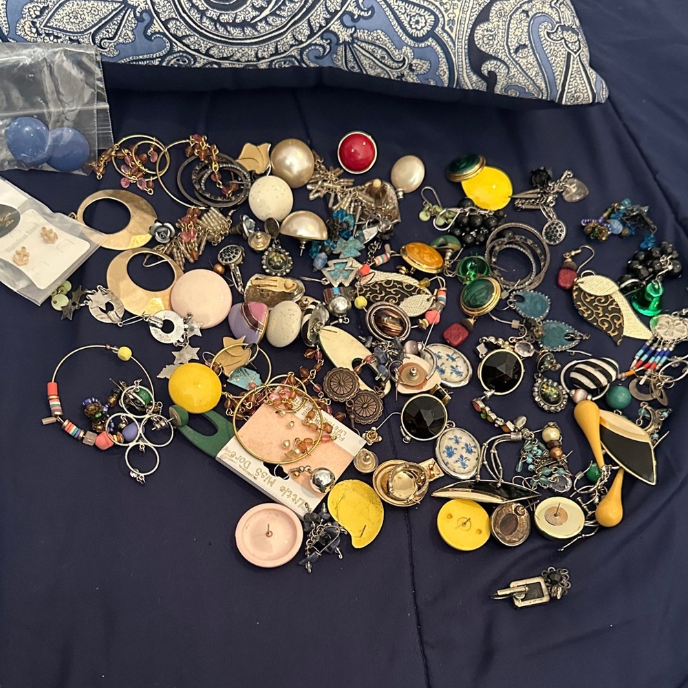 Vintage Assorted mistery earrings Lot more than 70 pairs